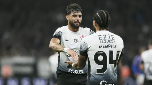 Memphins e Yuri em partida pelo Corinthians – (Photo by Ricardo Moreira/Getty Images)