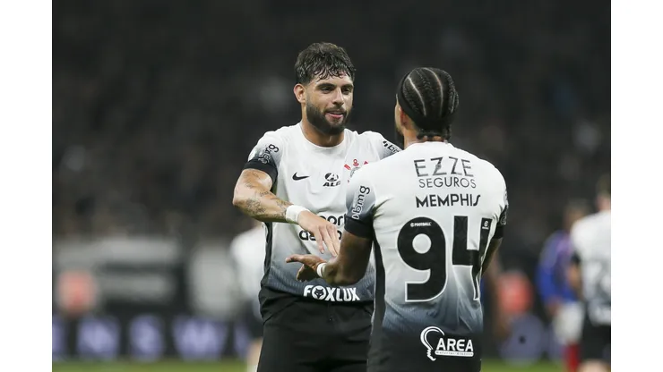 Memphins e Yuri em partida pelo Corinthians - (Photo by Ricardo Moreira/Getty Images)