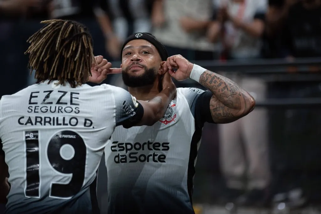 Memphis Depay comemorando um de seus gols contra Bahia com o peruano Carillo. Foto: Imago