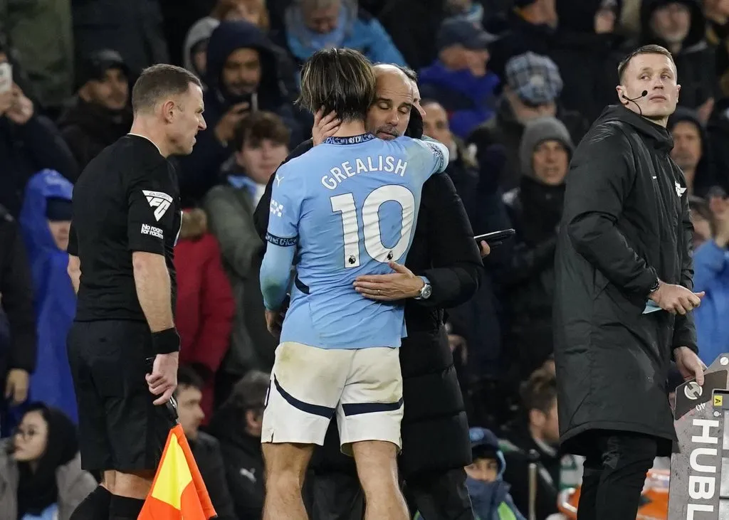 Guardiola abraça Grealish e após a partida e voltar a vencer, desabafa sobe atuação do atacante pelo Manchester City. Foto: IMAGO /&nbsp;Sportimage