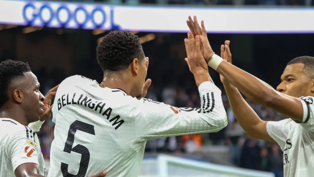 Bellingham, Vini Jr. e Mbappé comemorando um gol do Real Madrid (IMAGO / ZUMA Press Wire)