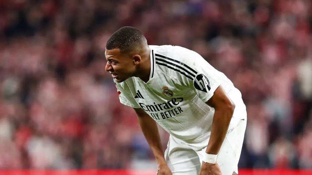 Mbappé com as mãos nos joelhos durante o jogo entre Real Madrid v Athletic Bilbao (IMAGO / ZUMA Press Wire)