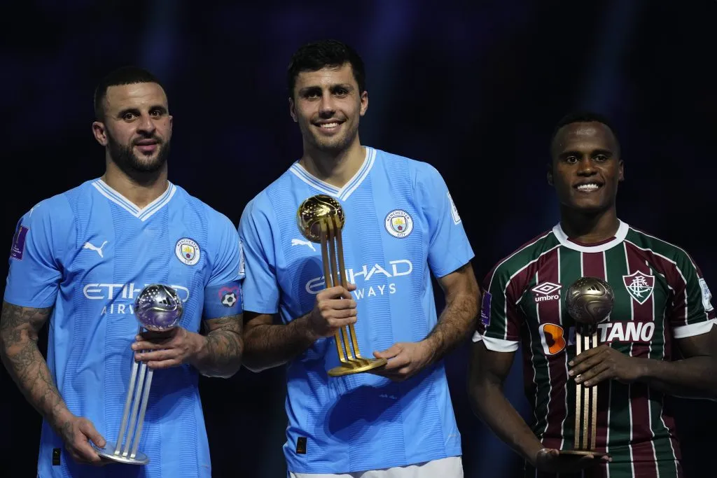 Jogadores com prêmios individuais após Manchester City x Fluminense. Foto: IMAGO / NurPhoto.
