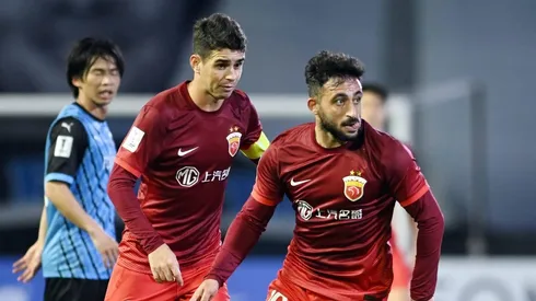 Matías Vargas e Oscar em ação pelo Shanghai Port, da China.
