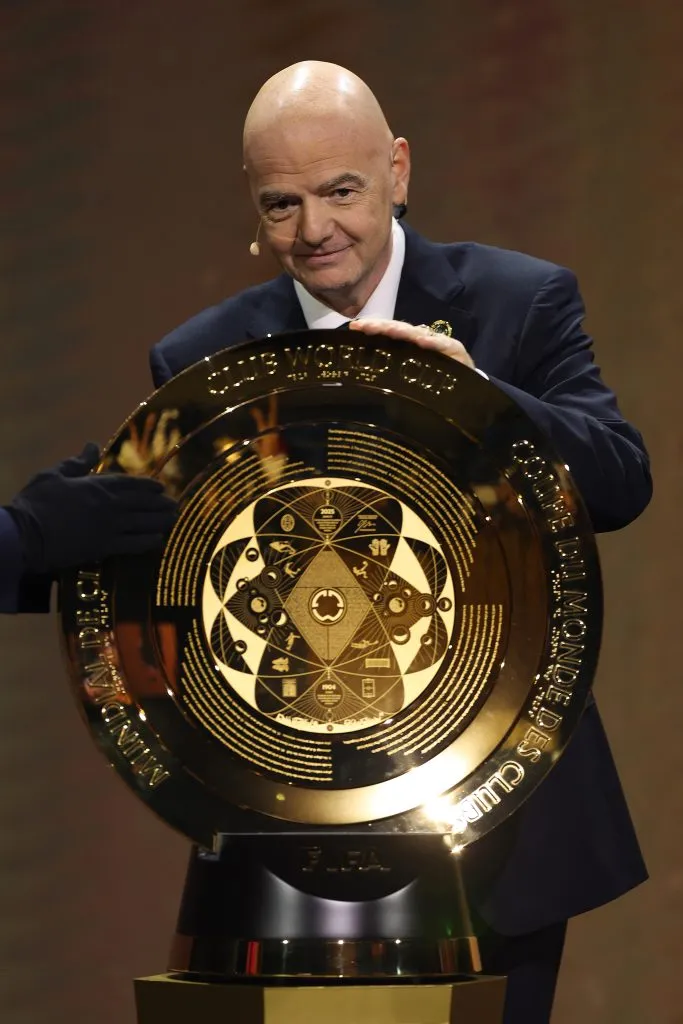 Presidente da Fifa mostra como é o troféu do Mundial. Foto: Brennan Asplen/Getty Images