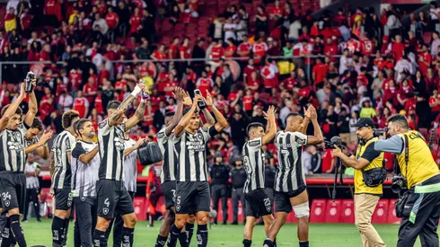 Elenco do Botafogo reunido após vitória sobre o Internacional – Foto: Imago/Arena