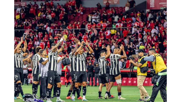 Elenco do Botafogo reunido após vitória sobre o Internacional - Foto: Imago/Arena