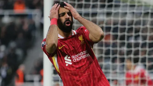 Mohamed Salah lamenta lance com a camisa do Liverpool.