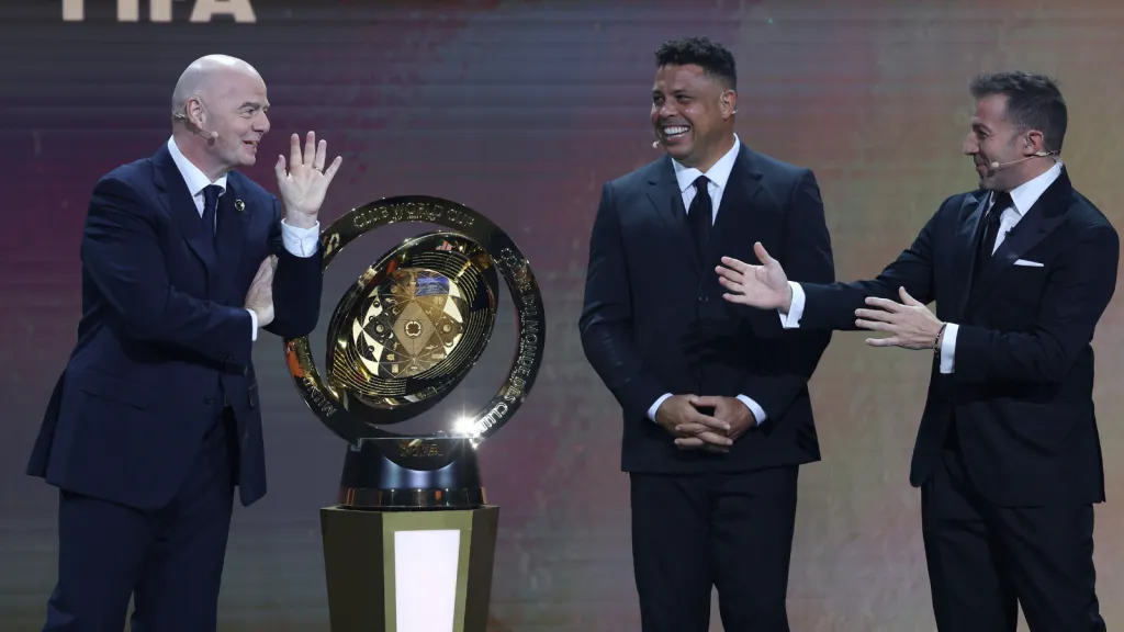 Gianni Infantino, Ronaldo e Alessandro Del Piero com o troféu do Super Mundial (Foto: Brennan Asplen/Getty Images)