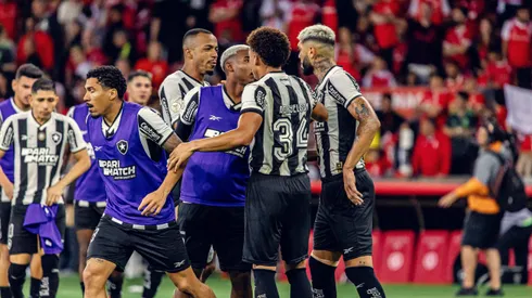 Parte do elenco do Botafogo reunido - Foto: Imago