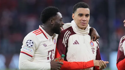 Alphonso Davies e Jamal Musiala após partida pelo Bayern de Munique
