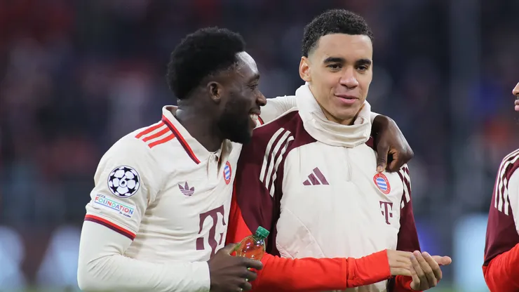 Alphonso Davies e Jamal Musiala após partida pelo Bayern de Munique