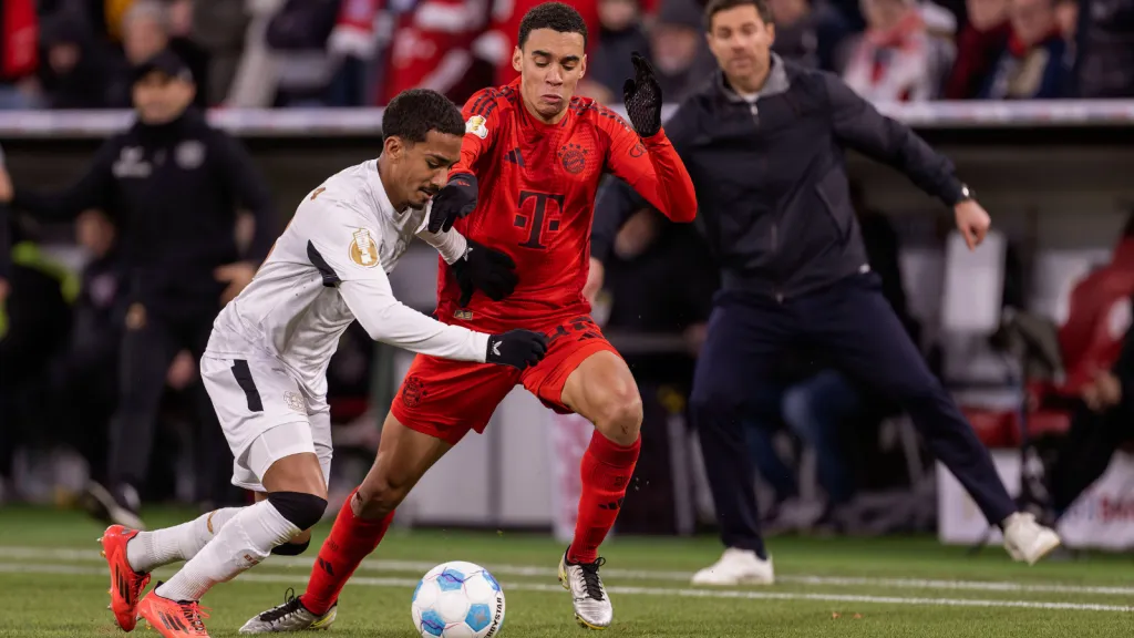Jamal Musiala em partida do Bayern de Munique (Foto: IMAGO / MIS)