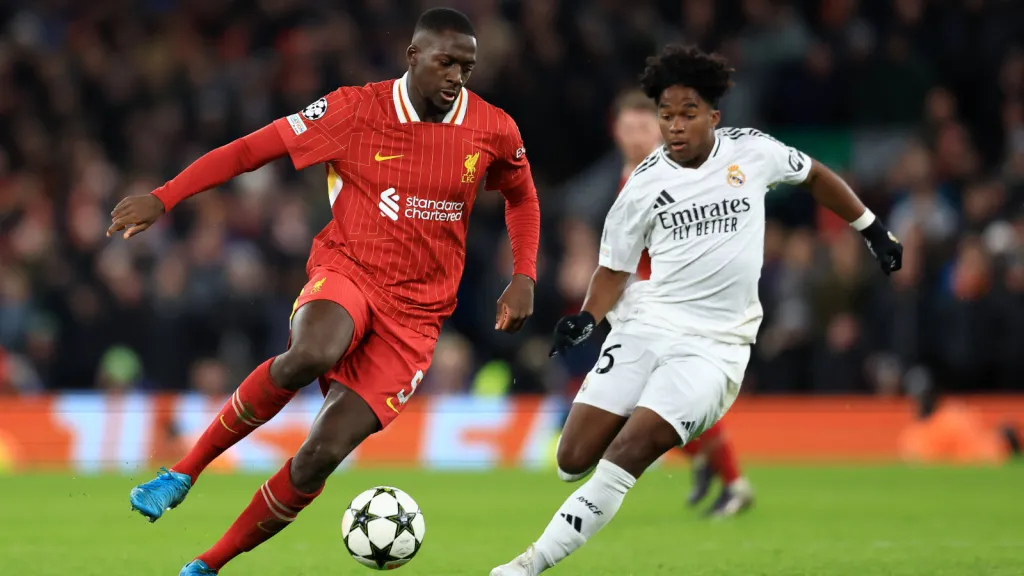 Ibrahima Konaté (Liverpool) e Endrick (Real Madrid) em partida (Foto: IMAGO / Sportimage)