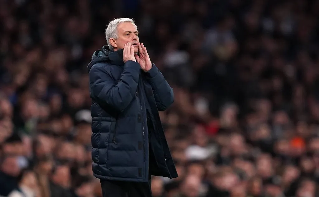 Mourinho enfrentando o City, na Inglaterra. Foto: IMAGO / PA Images.