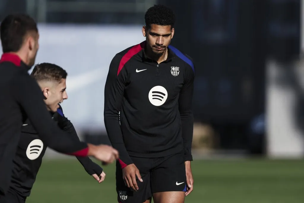 Ronald Araújo em treino pelo Barcelona. Ele ainda não jogou com Hansi Flick e portal indica que ele pode sair no meio do ano de 2025. Foto: IMAGO /&nbsp;ZUMA Press Wire