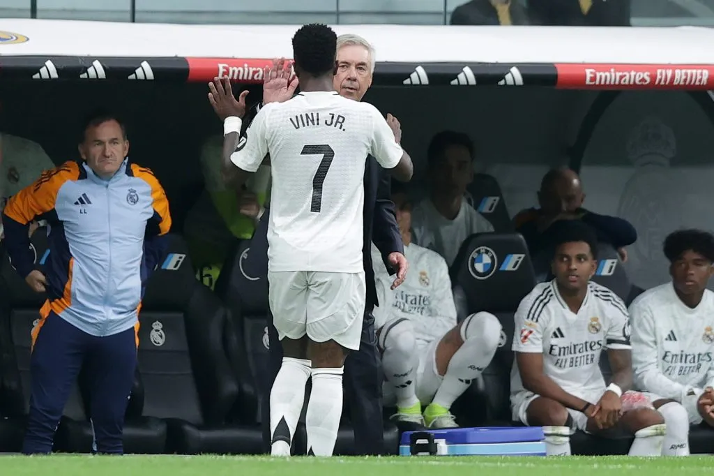 Ancelotti e Vini Jr se abraçam em duelo no Real Madrid - Gonzalo Arroyo Moreno/Getty Images)