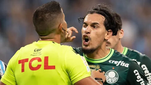 Gustavo Gómez reclama com a arbitragem brasileira.