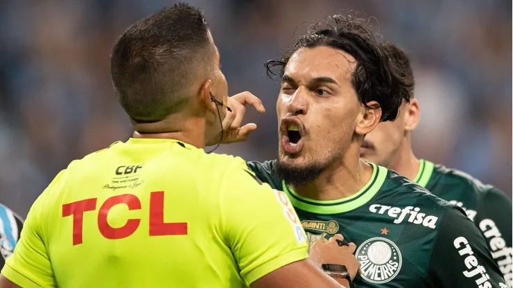 Gustavo Gómez reclama com a arbitragem brasileira.