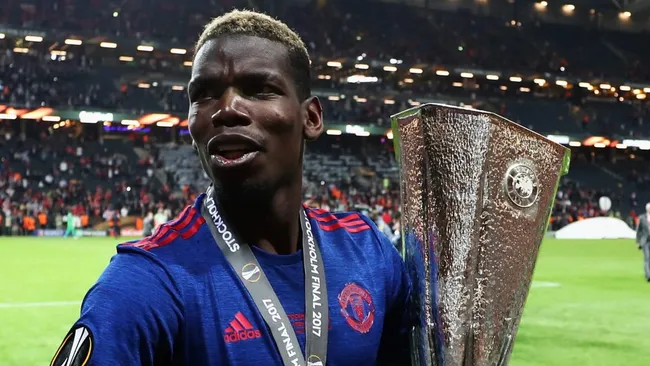 Paul Pogba nos tempos de Manchester United comemorando o título da Europa League