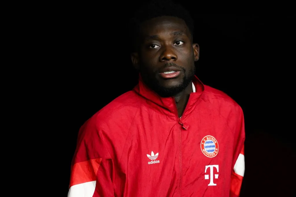 Agente de Alphonso Davies, do Bayern de Munique, está irritado e agora vai ouvir propostas do Real Madrid. (Photo by David Ramos/Getty Images)
