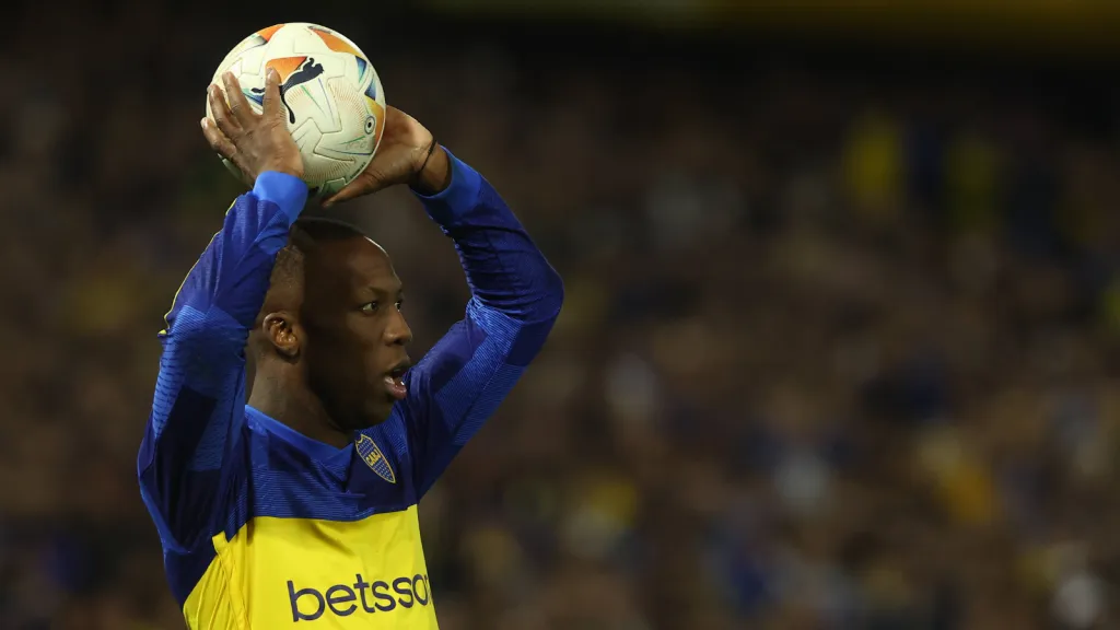 Luis Advíncula em partida do Boca Juniors (Foto: IMAGO / PHOTOxPHOTO)