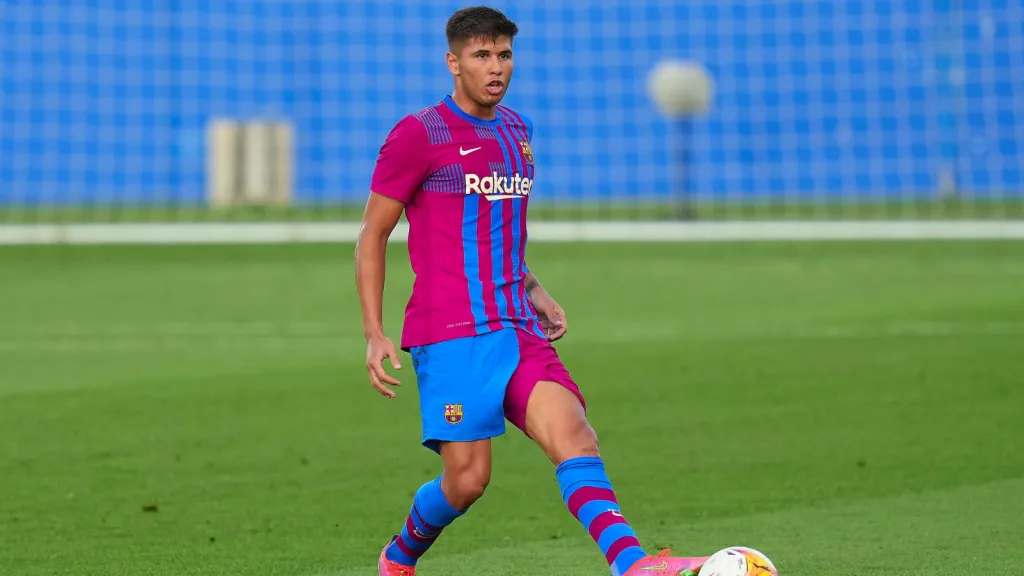 Zagueiro Santi Ramos Mingo, em partida pelo seu ex-clube Barcelona (Foto: IMAGO / Pressinphoto)