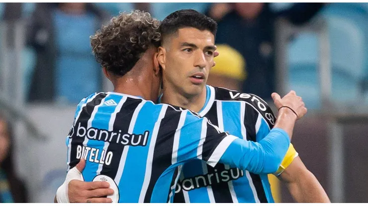 Bitello e Luis Suárez em ação no Grêmio.