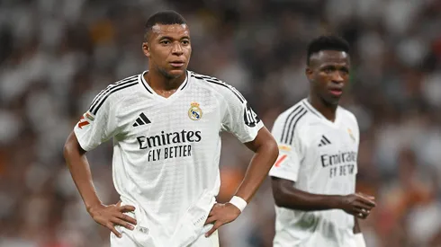Kylian Mbappé e Vini Jr com a camisa do Real Madrid.