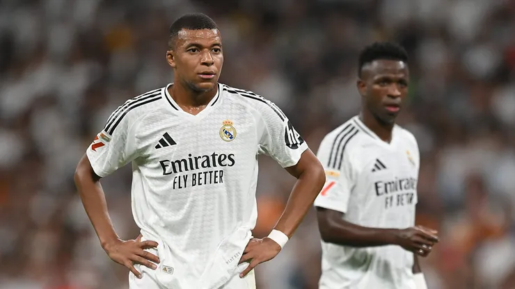 Kylian Mbappé e Vini Jr com a camisa do Real Madrid.
