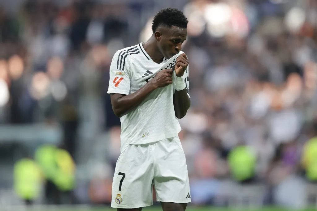 Vini no duelo diante do Osasuna (Photo by Gonzalo Arroyo Moreno/Getty Images)