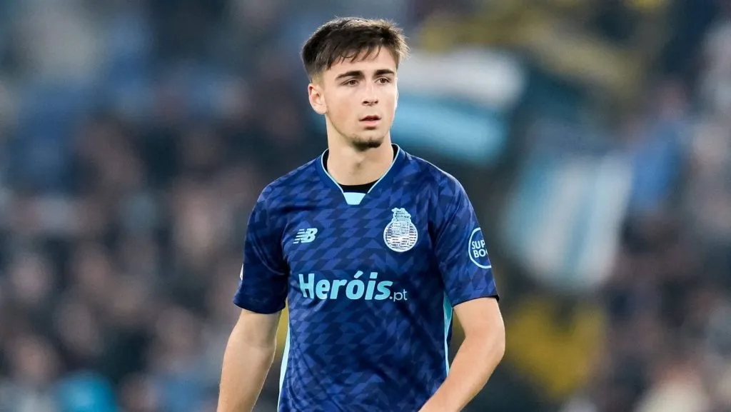 Martim Fernandes, do FC Porto, durante a partida da Fase de Grupos da Liga Europa 2024/25 MD4 entre S.S. Lazio e FC Porto no Estádio Olímpico em 7 de novembro de 2024, em Roma, Itália. (Foto: IMAGO / Giuseppe Maffia)