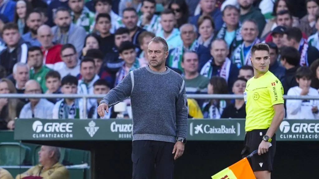 Hansi Flick na área técnica no jogo entre Real Betis v Barcelona (IMAGO / ZUMA Press Wire)
