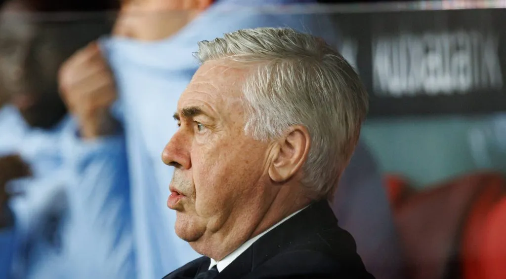 Carlo Ancelotti sentado no banco de reservas no jogo entre Athletic Bilbao v Real Madrid (IMAGO / Maciej Rogowski)