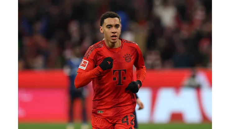 Jamal Musiala, atleta do Bayern de Munique (Photo by Alexander Hassenstein/Getty Images)