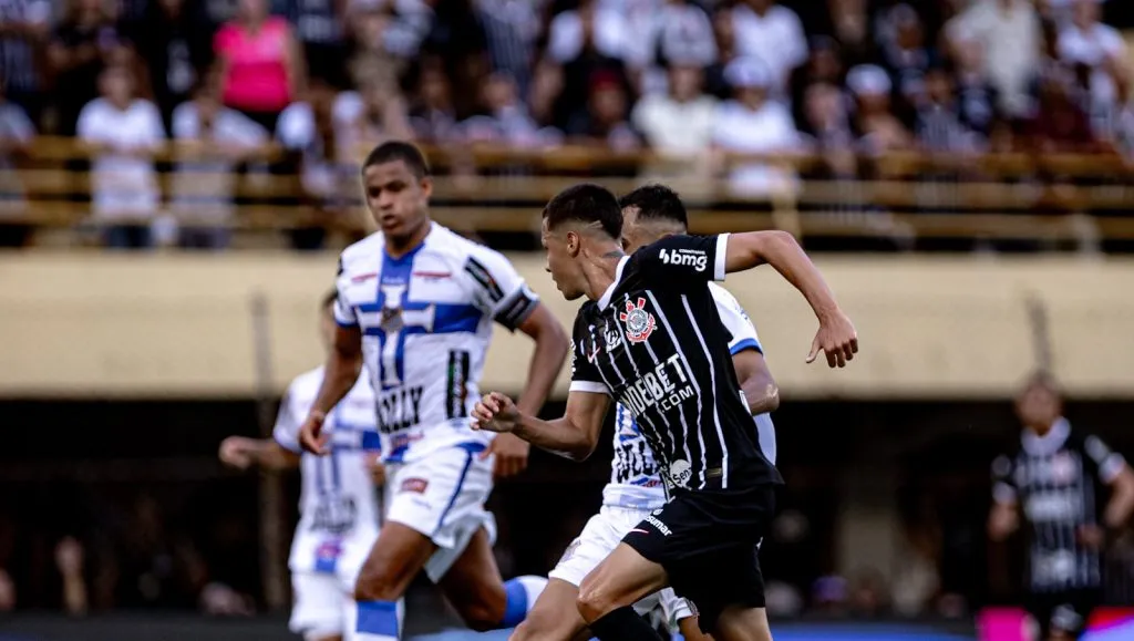 Matheus Araújo em campo pelo Corinthians contra o Água Santa no Paulistão 2024 (Leonardo Lima / AGIF)