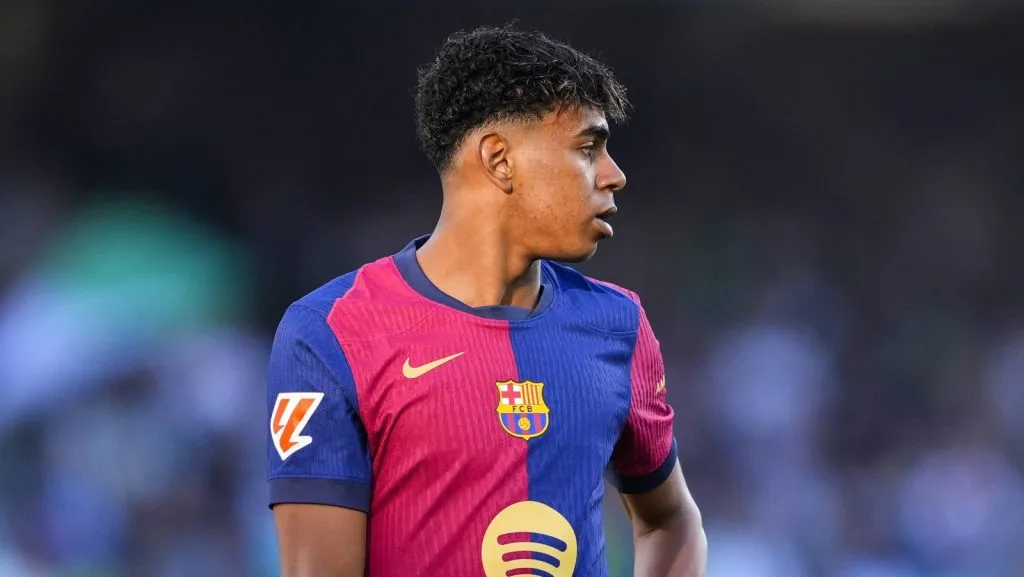 Lamine Yamal, do FC Barcelona, lamenta durante a partida da liga espanhola, LaLiga EA Sports, disputada entre Real Betis e FC Barcelona no estádio Benito Villamarín, em 7 de dezembro de 2024, em Sevilha, Espanha. (Foto: IMAGO / ZUMA Press Wire)