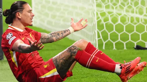 Mesmo na liderança da Premier League, o Liverpool enfrenta desafios ofensivos, com o desempenho irregular de Darwin Núñez e a necessidade de reforçar seu ataque. (Foto: IMAGO / Picture Point LE)