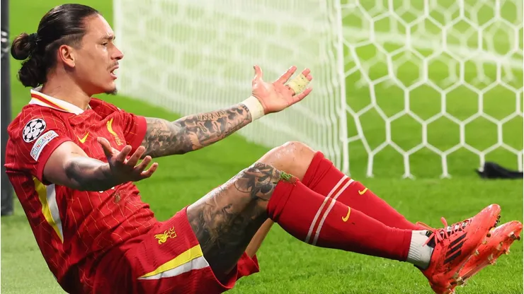 Mesmo na liderança da Premier League, o Liverpool enfrenta desafios ofensivos, com o desempenho irregular de Darwin Núñez e a necessidade de reforçar seu ataque. (Foto: IMAGO / Picture Point LE)