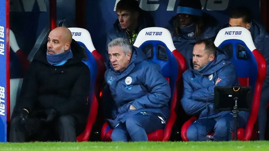 Pep Guardiola e sua comissão técnica no banco de reservas do Manchester City contra o Crystal Palace (MAGO / News Images)