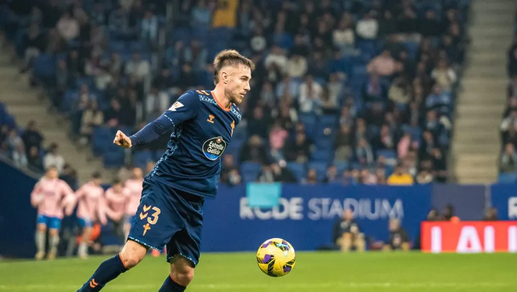 Óscar Mingueza se preparando para um domínio em partida do Celta de Vigo (IMAGO / NurPhoto)