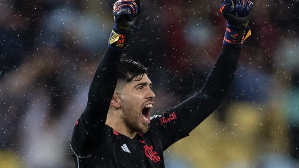 AGUSTÍN ROSSI, do Flamengo, comemora durante a partida entre Flamengo e Bragantino, parte do Campeonato Brasileiro Série A, no Estádio do Maracanã, em 25 de agosto de 2024, no Rio de Janeiro, Brasil. (Foto: IMAGO / Carneiro Images)