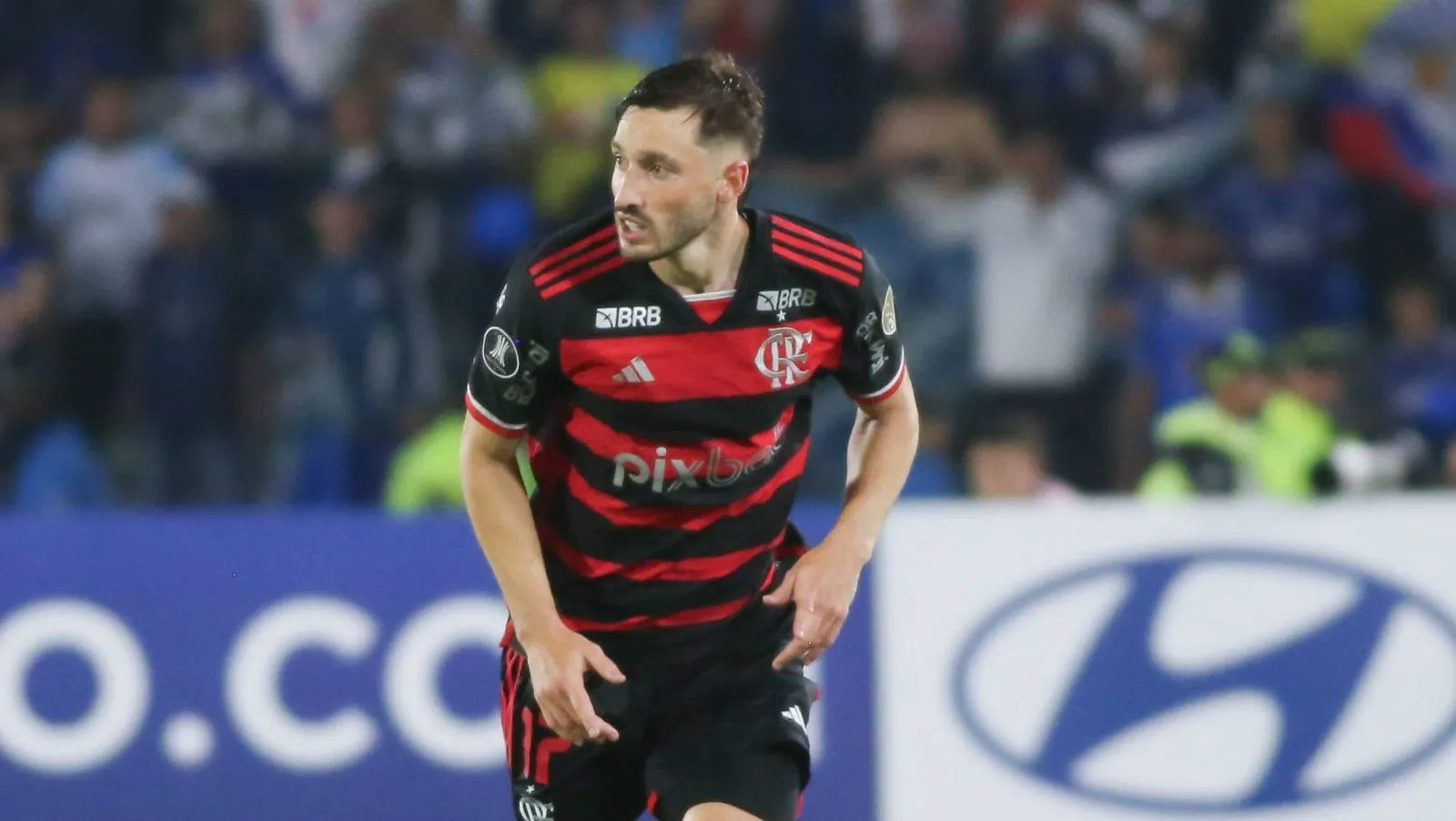 Matías Viña, do Flamengo, está controlando a bola durante a partida de futebol da Copa CONMEBOL Libertadores 2024 no Estádio El Campín, em Bogotá, Colômbia, em 2 de abril de 2024. (Foto: IMAGO / NurPhoto)