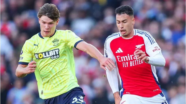 Tyler Dibling, atacante de 18 anos do Southampton, tem sido destaque no futebol europeu, atraindo interesse de gigantes como Manchester United e Aston Villa. (Foto: IMAGO / News Images)