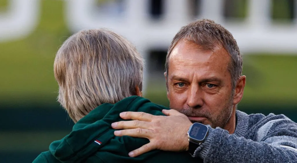 Hansi Flick abraçando Manuel Pellegrini antes do apito inicial entre Real Betis v Barcelona (IMAGO / SOPA Images)