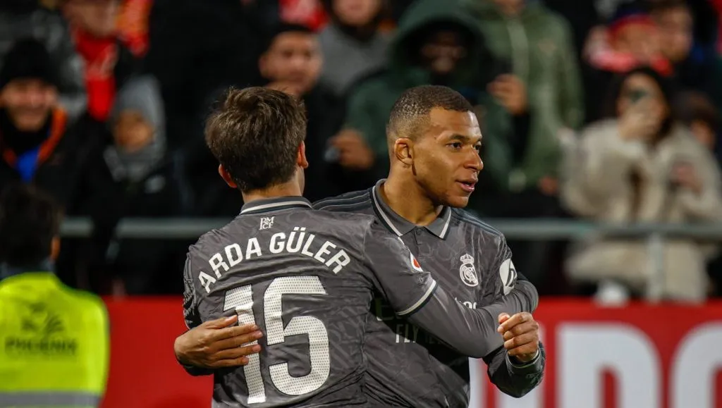 Mbappé abraçando Arda Güler no jogo entre Girona v Real Madrid em LaLiga (IMAGO / CordonPress)