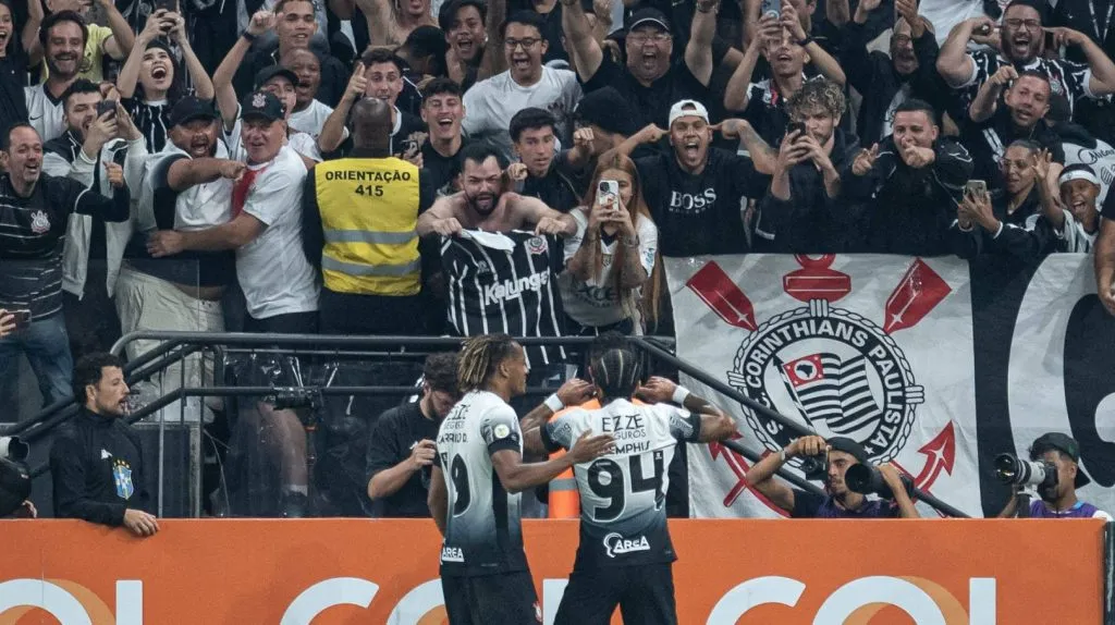 Memphis Depay comemorando seu gol com André Carrillo no jogo entre Corinthians v Bahia (IMAGO / TheNews2)