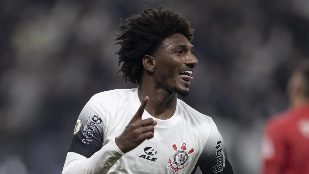 Celebração do primeiro gol do Corinthians, marcado por Talles Magno, durante a partida entre Corinthians e Red Bull Bragantino, válida pela 22ª rodada do Campeonato Brasileiro, realizada na noite de sábado (10), na Neo Química Arena, em São Paulo, SP. (Foto: IMAGO / Fotoarena)