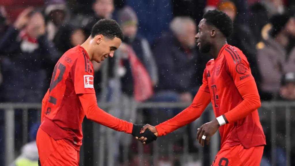 Jamal Musiala (esquerda) ao lado de Alphonso Davies (direita) (Foto: IMAGO / Michael Weber)