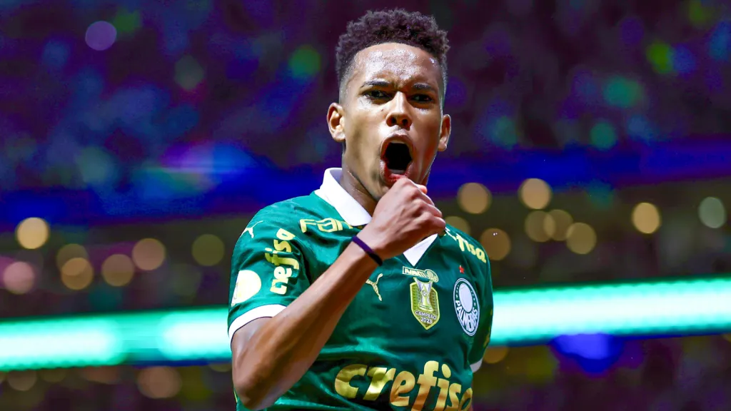 Estêvão em partida do Palmeiras contra o Grêmio (Foto: Marcello Zambrana/AGIF)